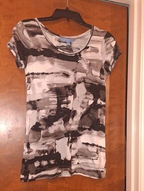 Vera Wang Black & White Abstract Brushstroke Short Sleeve Tee
